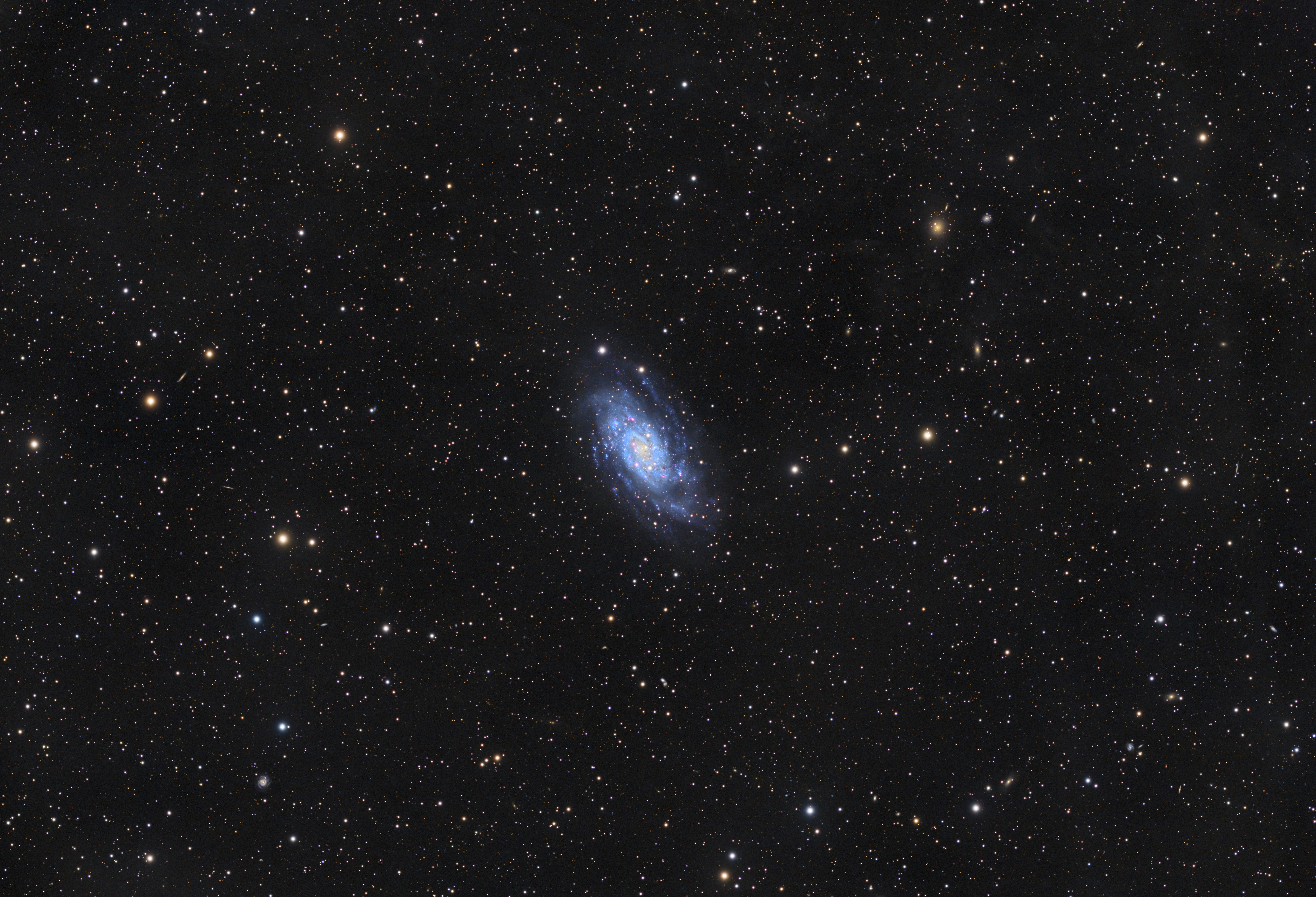 ngc2403-2-hvezdy